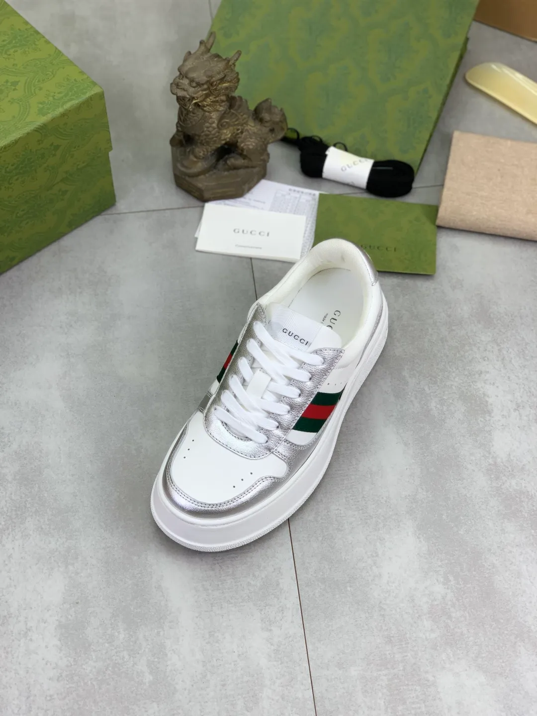 Men's shoes 💰P600 new GUCCI high version 🆕New series, 👫couple biscuit shoes, thick-soled sneakers, these are really comfortable, super light, comfortable and versatile, 👍a must-have item, this item is full of fun retro flavor. G’s new series continues to seek inspiration from daily life in other eras and incorporates the essence of current design to create refreshing designs. This sneaker is made of GG printed canvas and decorated with the classic double G monogram pattern, highlighting the profound connotation of the brand logo. GG printed embossed leather, glossy leather details, 5cm taller, instantly enhances your aura when worn! (With a complete set of packaging bags) Airplane box Size: 35-45